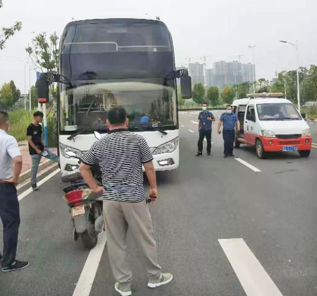 鄱陽長(zhǎng)運(yùn) 協(xié)助開展“黑車”專項(xiàng)打擊活動(dòng)